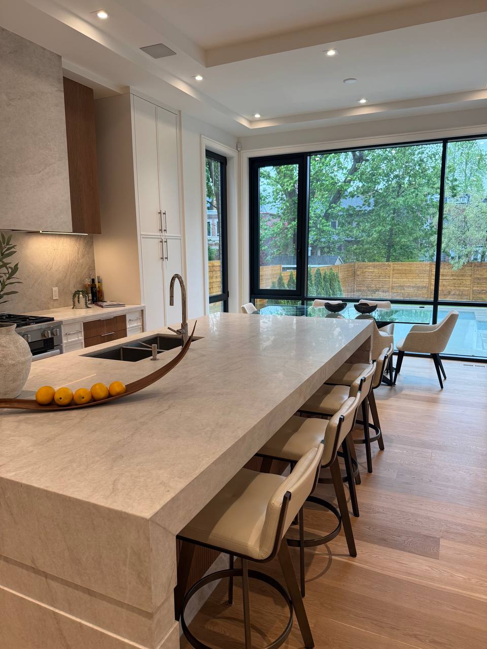 Kitchen and breakfast bar